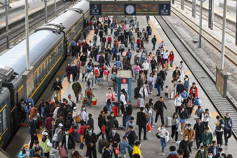中国「五一」小长假1日开始，各地火车站30日已出现人潮，图为山西太原火车站的乘车旅客。 （中新社）