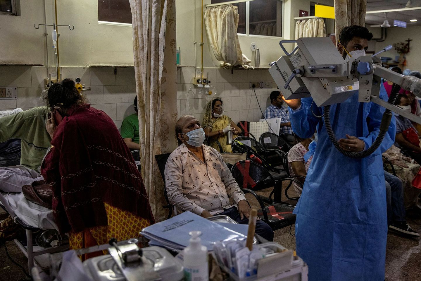 对新冠季节的普通印度人来说，进入医院的一刻，他们的命运就已经决定了，譬如在图中所示的新德里圣家族医院，普通病房的房费在950卢比到1,600卢比之间。（路透社）