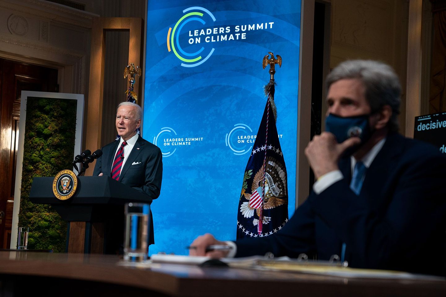 2021年4月22日，美国总统拜登在白宫东厅主持线上气候领导人峰会。白宫气候问题特使克里出席。（AP）