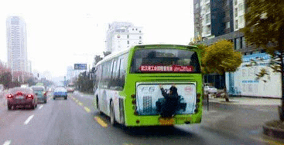 武汉公交车要是放开跑，就没过山车什么事了