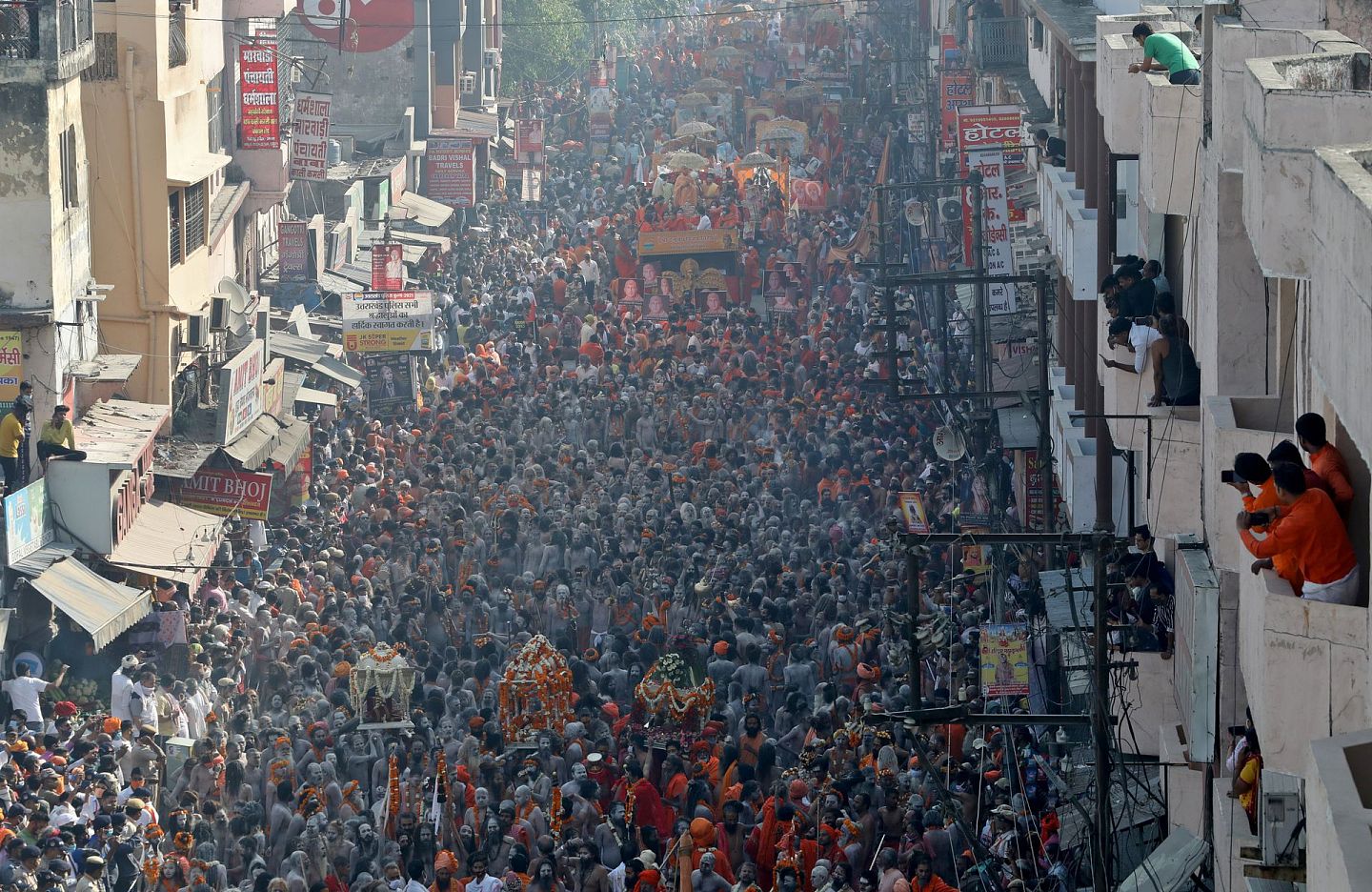 2021年4月14日，印度教信徒在北阿坎德邦的赫尔德瓦尔举行大规模活动，庆祝大壶节。（Reuters）