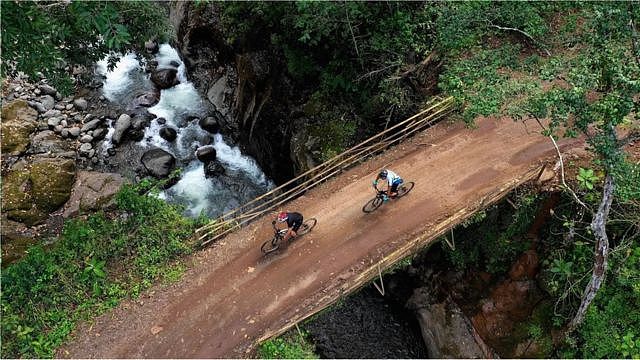 两名骑单车的人经过一座桥梁