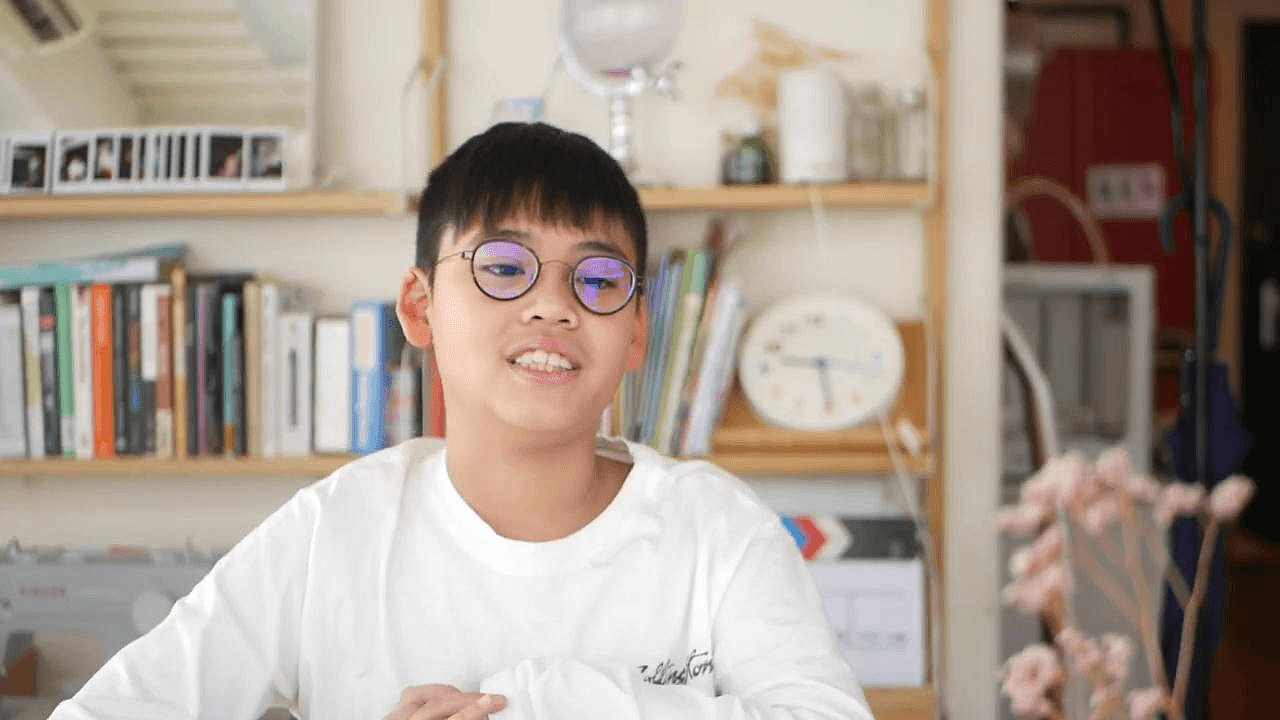 李嘉欣10岁儿子变小网红，10亿豪宅内录视频解说游戏，高清正面曝光（视频/组图） - 4