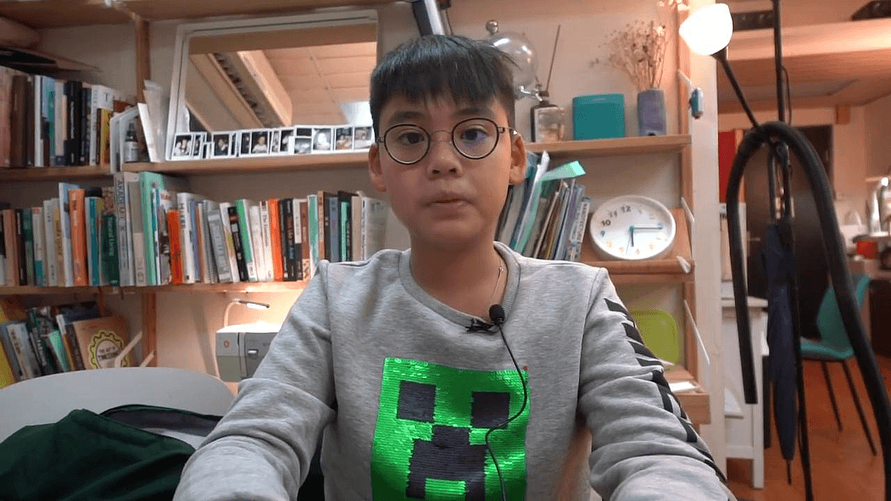 李嘉欣10岁儿子变小网红，10亿豪宅内录视频解说游戏，高清正面曝光（视频/组图） - 7