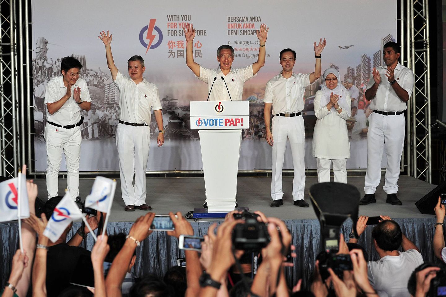 人民行动党在新加坡长期“一党独大”。图为2015年9月12日，李显龙（左三）在新加坡大巴窑体育场庆祝人民行动党选举胜利。（新华社）