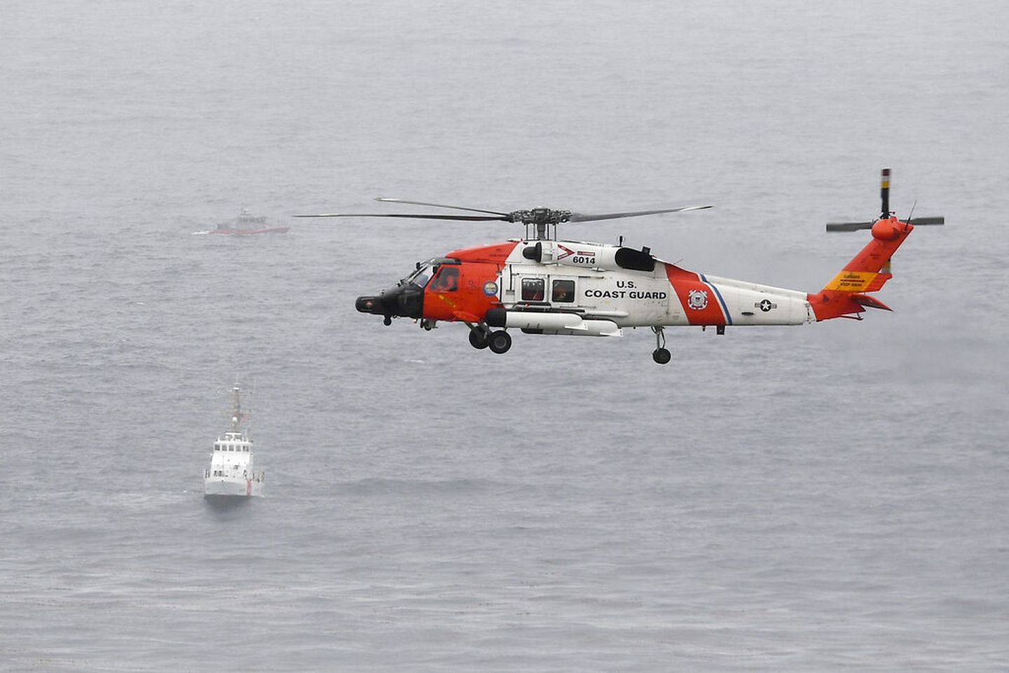 5月2日，美国加州南部圣地亚哥海岸一艘船只倾覆，造成3人死亡，27人受伤。美国海岸警卫队等相关部门展开救援。（AP）