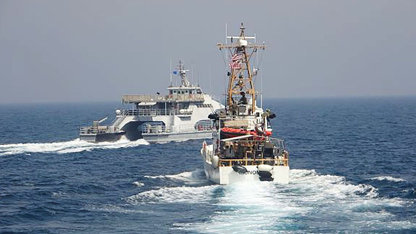 美军：图为4月2日，由美国海军公布的照片，显示伊朗伊斯兰革命卫队的船只在波斯湾航行，它驶在美国海岸警卫队船只USCGC Monomoy的前方。（AP）