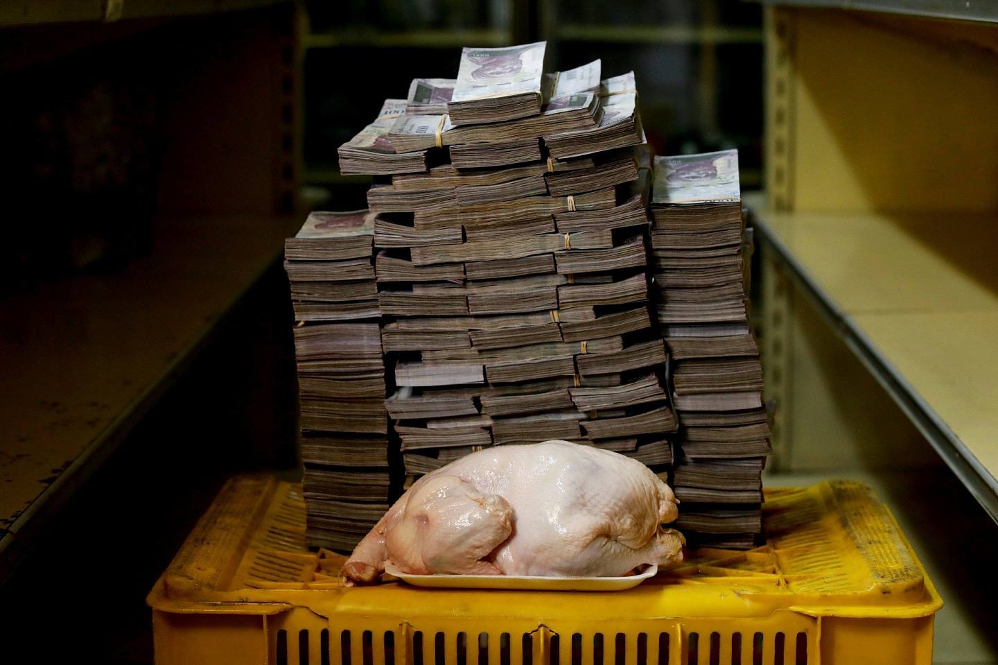 委內瑞拉通脹：一隻重2.4公斤的雞價錢為1,460萬玻利瓦。（Reuters）