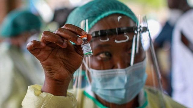 非洲护士举着疫苗