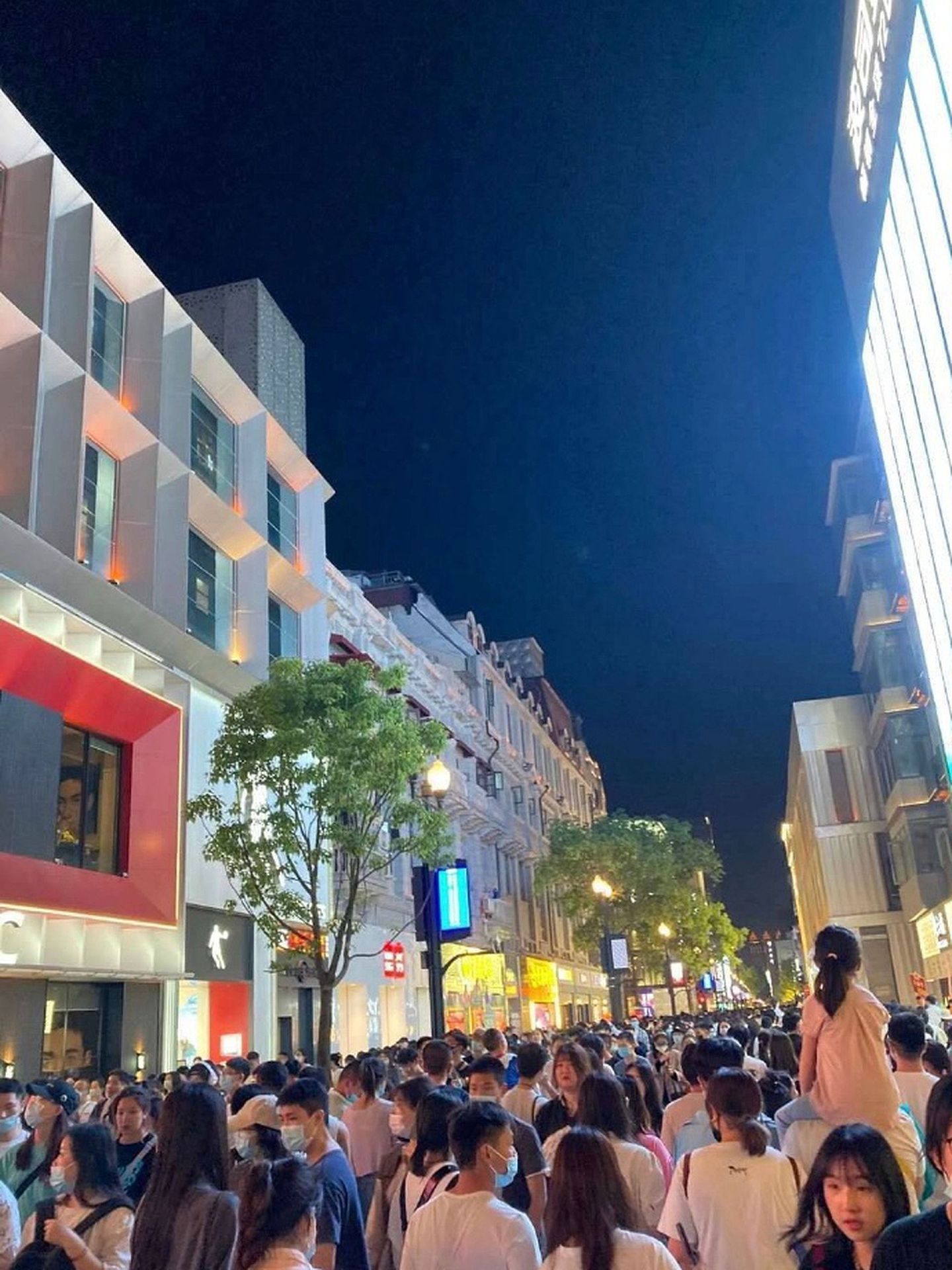 5月1日，武汉江汉路步行商业街人头攒动。（微博@武汉微城事）