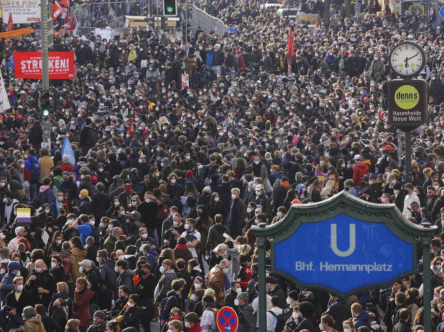 5月1日，德国柏林，数千名抗议者参加五一劳动节在赫尔曼广场的集会。（AP）