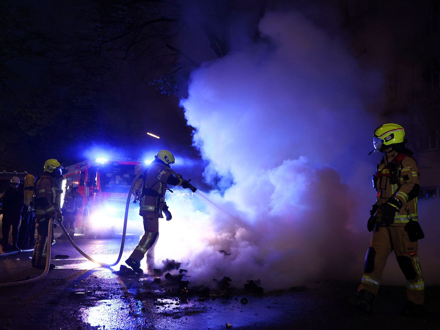 5月1日，德国柏林，示威者纵火后，消防员正在扑灭大火。（Reuters）