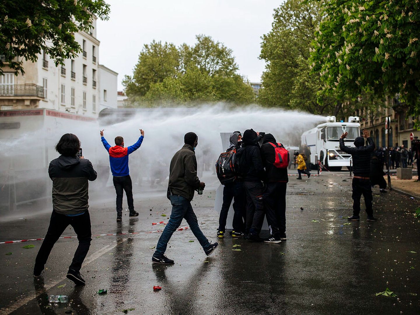 5月1日，巴黎五一游行期间，警察使用水枪驱散民族广场上的抗议者。（AP）