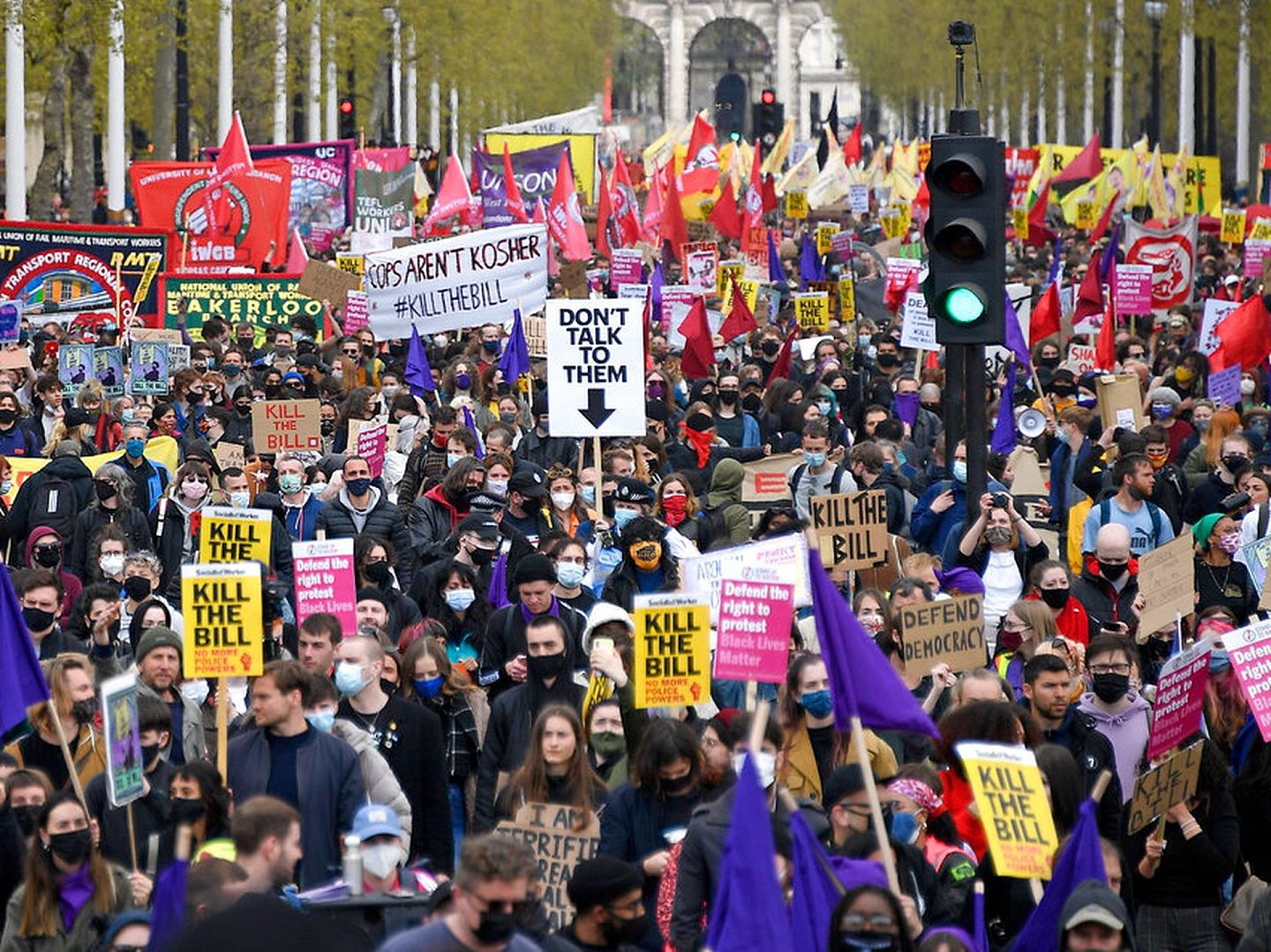 5月1日，在“废除法案”的抗议活动中，抗议者沿着伦敦中心广场游行。（AP）