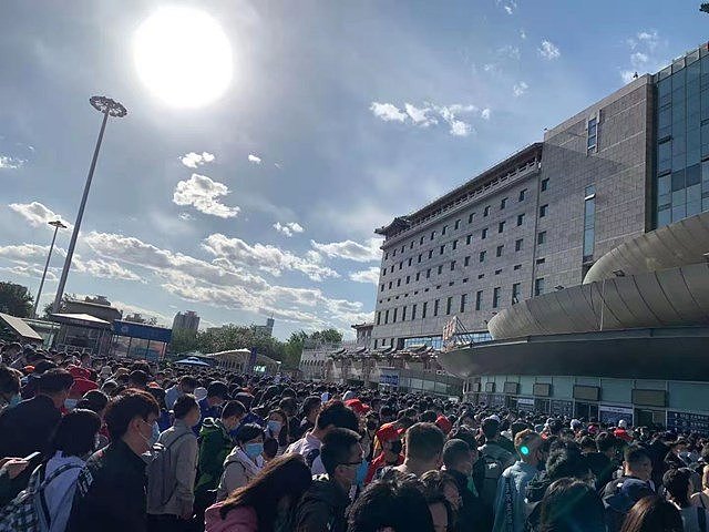 还原北京西瘫痪一日：一片地膜引发“惨案”，数万旅客滞留