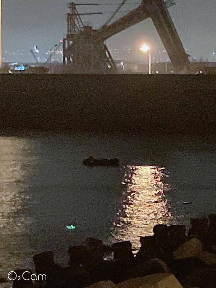 中国大陆男子昨天凌晨从福建开橡皮艇到台中港声称要投奔自由。 图/读者林老爷提供