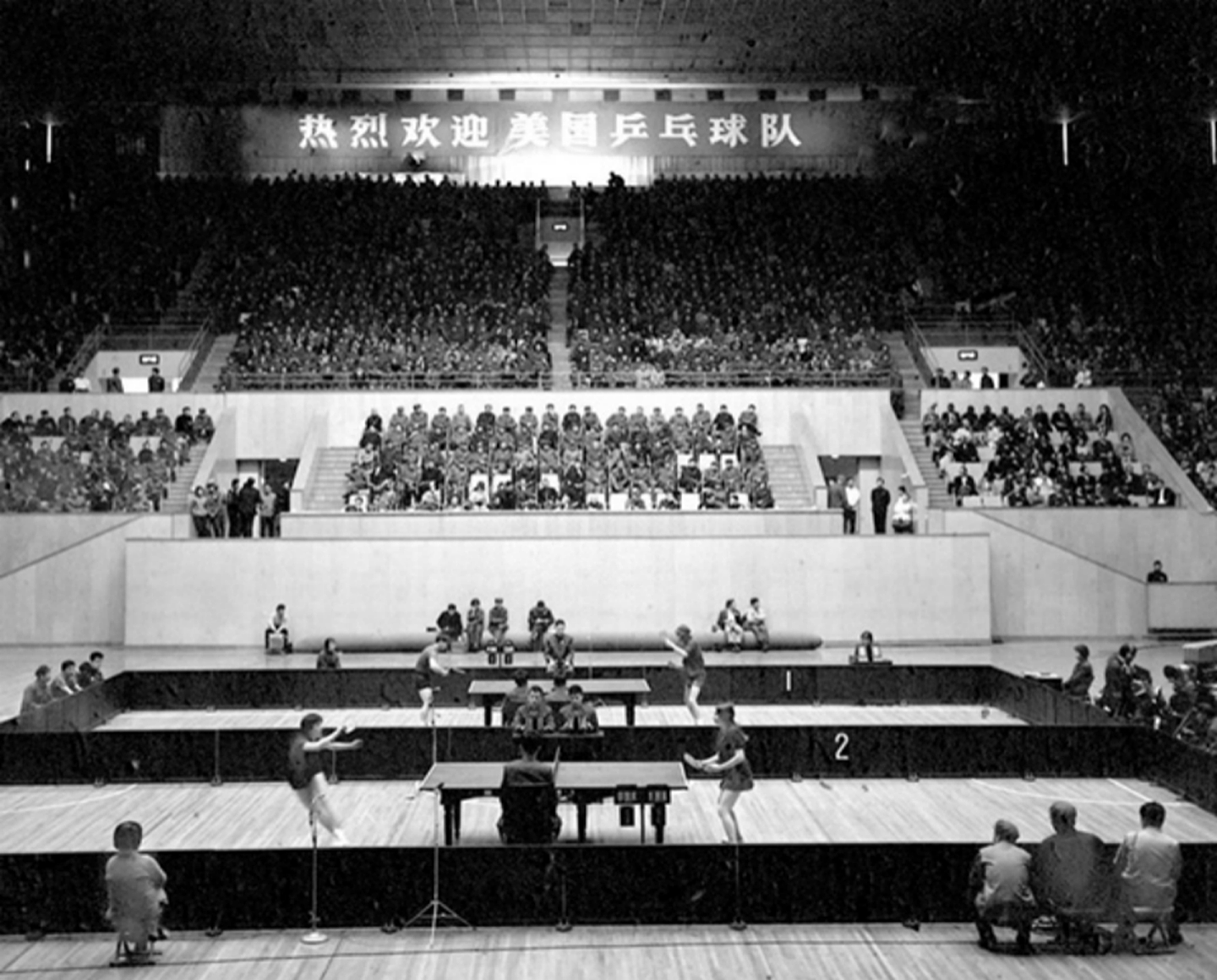 1971年4月13日，中美两国乒乓球运动员在北京首都体育馆进行友谊比赛。（新华社）