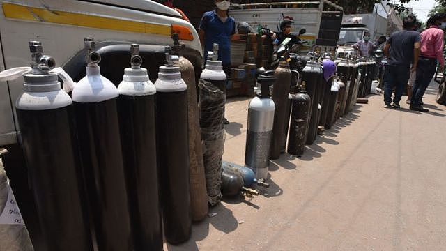 印度新德里Bhogal Jangpura社区民众在街头轮候给氧气瓶充气（1/5/2021）