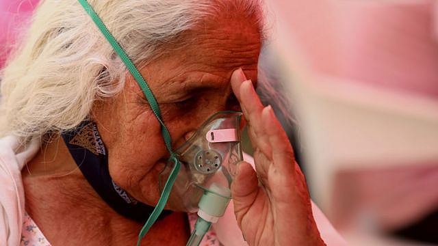 一位患上新冠病毒病的老太太在锡克庙外吸氧（1/5/2021）