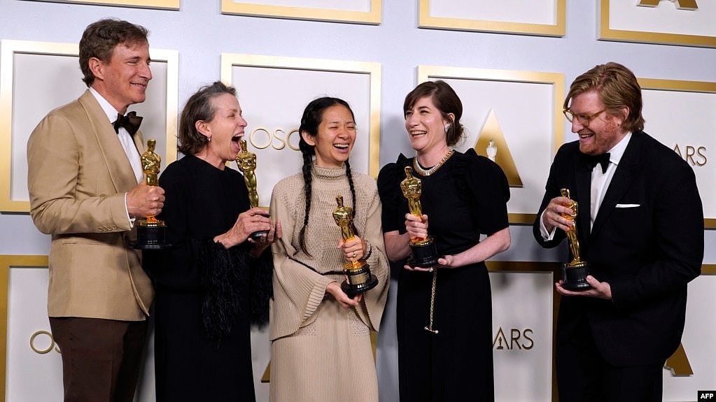 2021年4月25日获得奥斯卡最佳导演奖的赵婷(中)与其最佳影片《无依之地》的其他获奖人员在一起。(法新社)