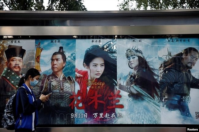 北京一个公交车站的迪士尼电影花木兰的广告。（2020年9月9日）