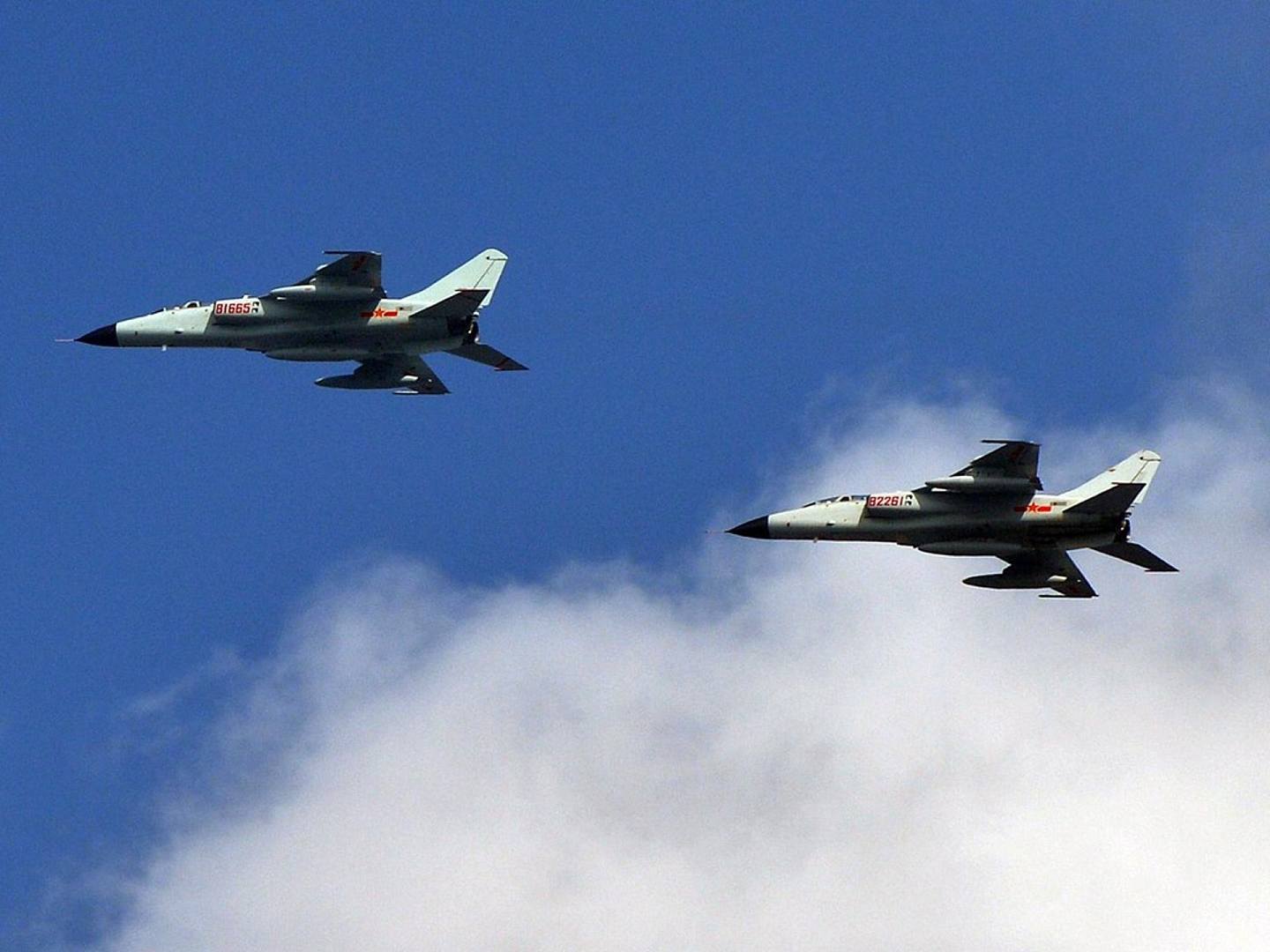 2013年10月23日，中国还派出战机前往钓鱼岛巡航，日本警告此举威胁地区和平。（AFP）