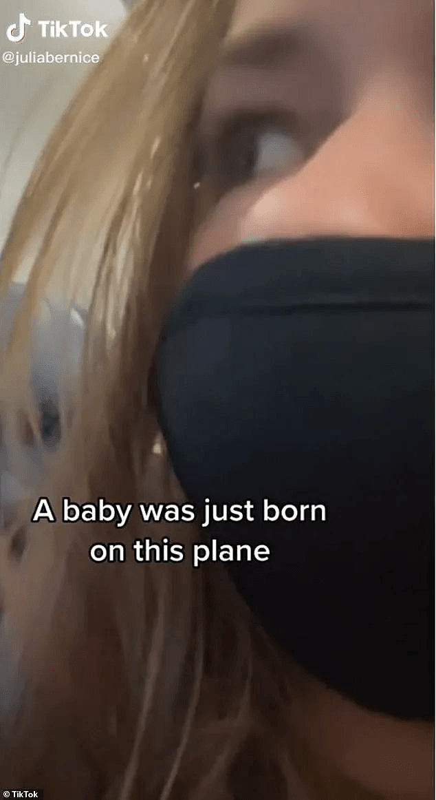 女乘客在飞机上突然分娩，而且居然不知道自己怀孕了？