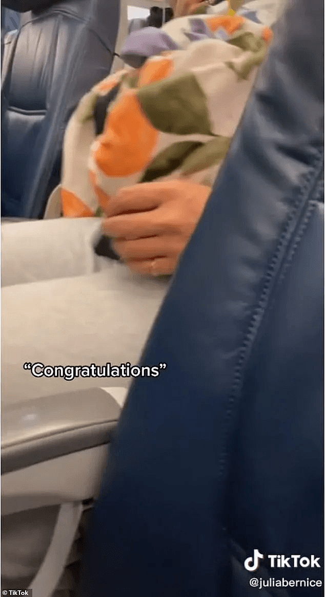 女乘客在飞机上突然分娩，而且居然不知道自己怀孕了？