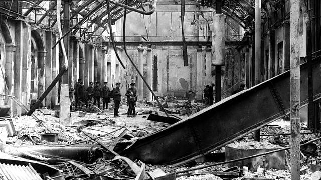 1916年复活节起义期间都柏林的邮政总局被破坏。