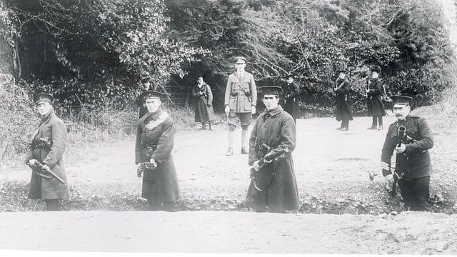 1920年代，北爱尔兰警察在边界站岗。
