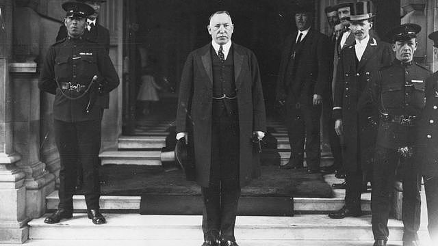 詹姆士‧法勒爵士在1921年当选北爱尔兰第一任首相，职位相当于现时的北爱尔兰首席部长。