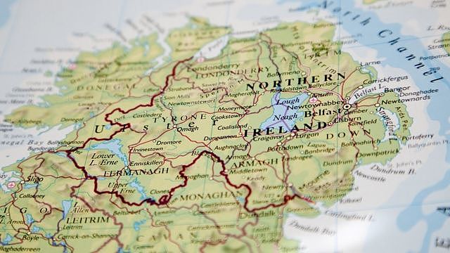 历史上，阿尔斯特省由九个郡组成，但现时只有六个郡属于英国管治的北爱尔兰。