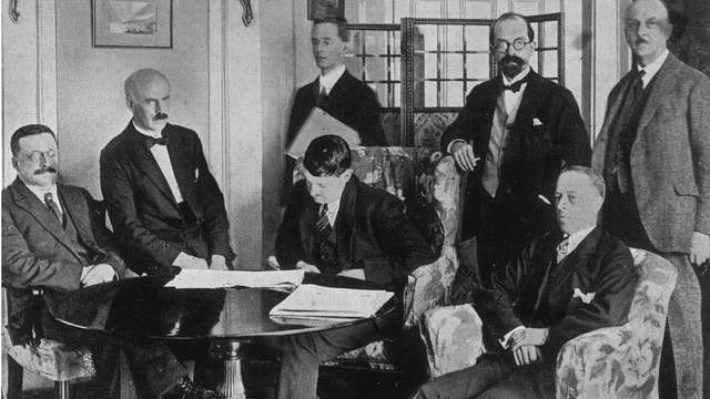 爱尔兰独立战争1921年结束后，英国和爱尔兰签订和约，规定爱尔兰脱离英国独立后成立