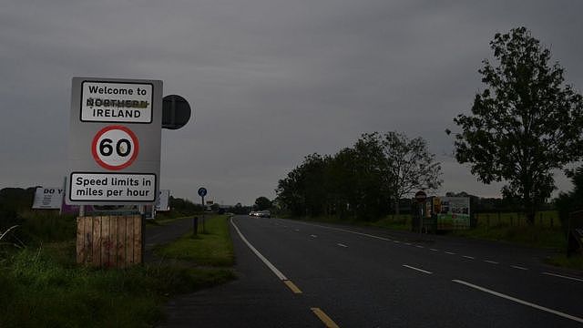 北爱和爱尔兰边境目前没有设置任何检查站，一般人只能从马路上双方各自根据英国和爱尔兰标准绘画的道路标记，看出边界的位置。