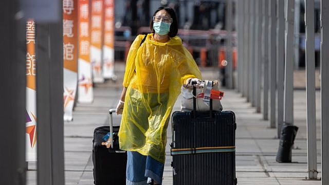 香港国际机场亚洲国际博览馆一名抵港女士拉着行李离开检疫中心（16/4/2020）