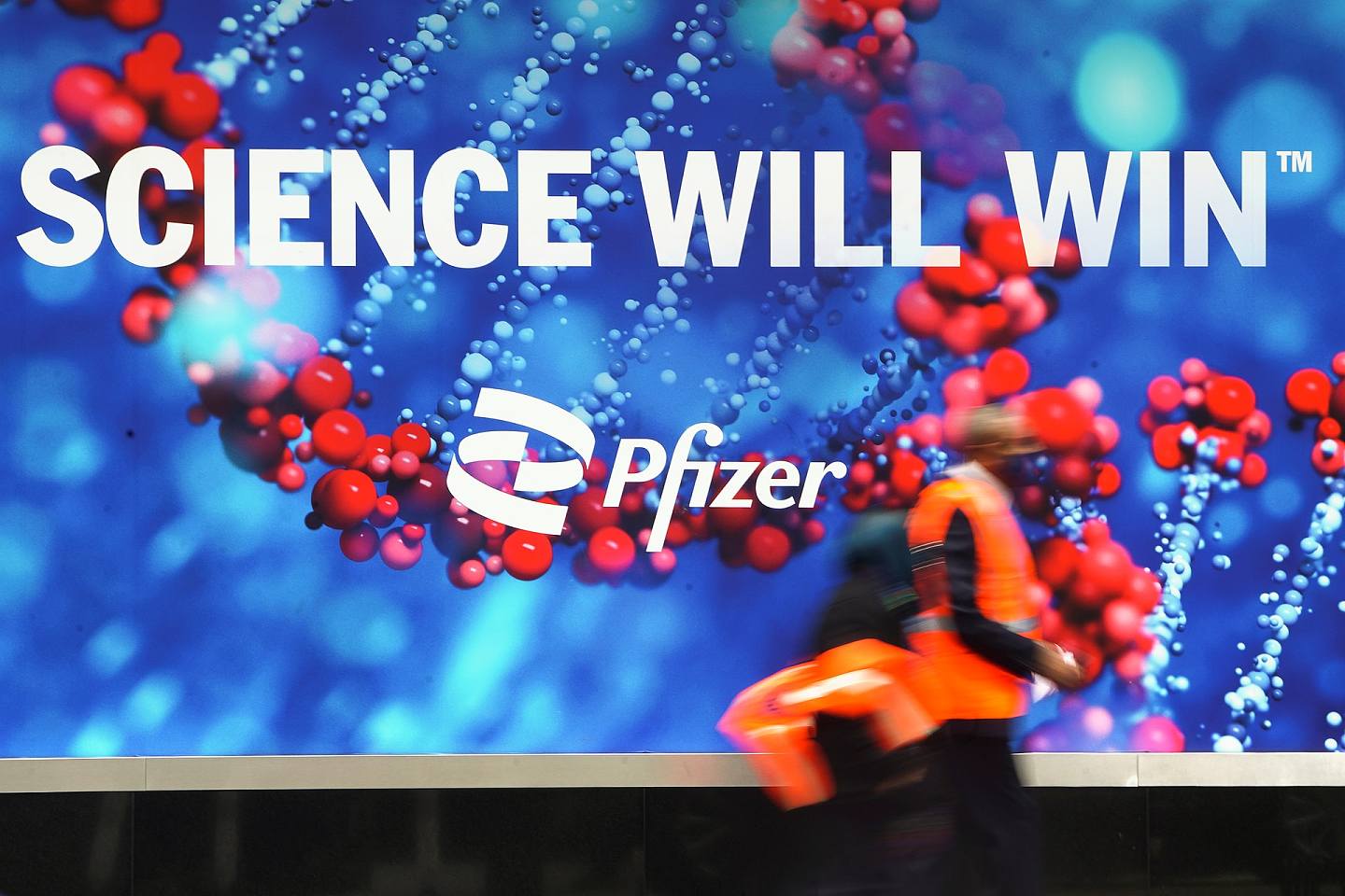 美國藥廠輝瑞（Pfizer）在紐約街頭的一個廣告，指「科學會勝利」。（Reuters）