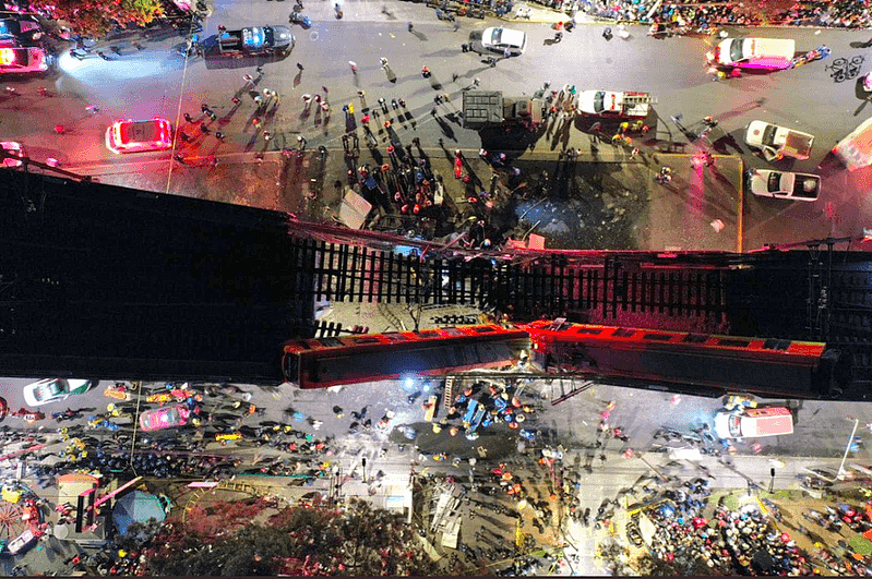 墨西哥市高架桥断裂，导致行驶中的列车出轨坠落并压毁地面车辆。 取材自推特