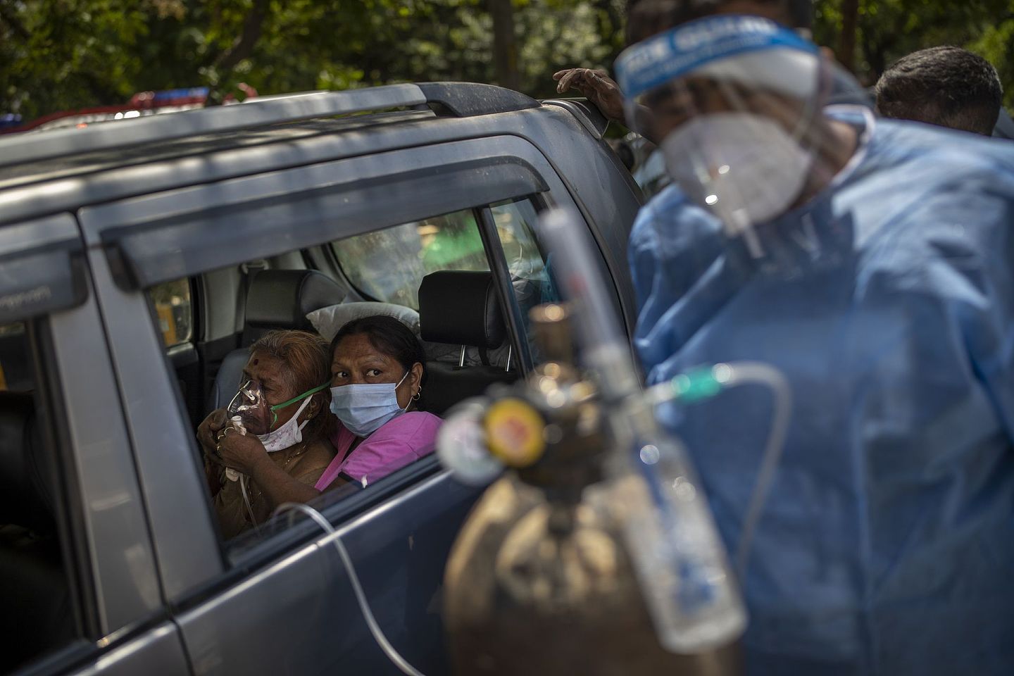 印度氧气告急说明患者的情况比较严重。2021年4月24日，患者在印度锡克教徒的锡克教教堂Gurdwara提供的汽车内接受氧气。（AP）