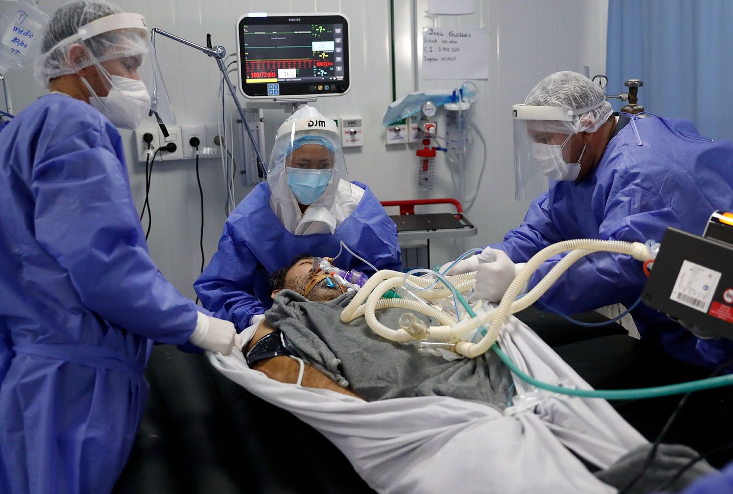 有创呼吸机相对来说操作更为复杂，专业性更高。图为2021年4月28日，巴拉圭伊陶瓜国立医院医生在照顾ICU病房的患者。（AP）