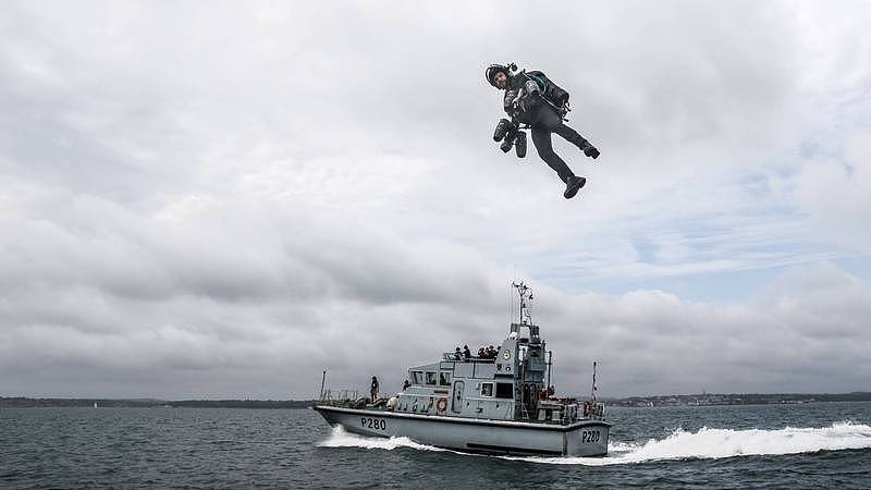 英军测试的喷射飞行背包，速度超越快艇。 （图片来源：推特@RoyalNavy）