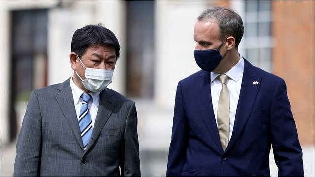 日本外相茂木敏充（左）与英国外交大臣拉布（右）。