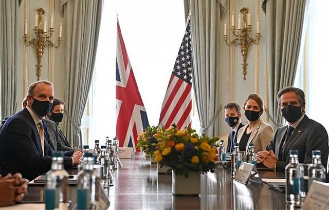 美国国务卿布林肯（右）与英国外交大臣拉布举行会晤