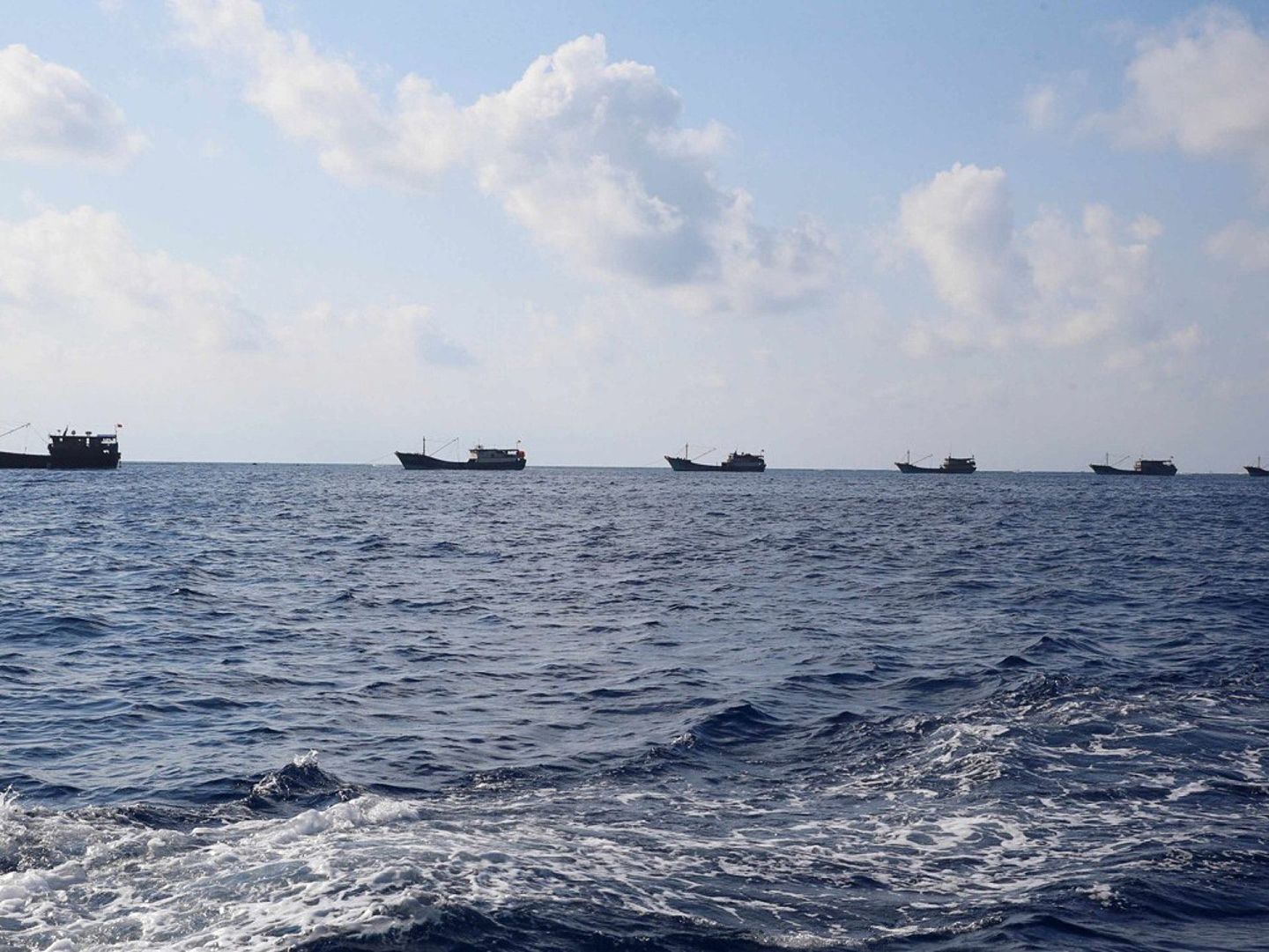 中国出动大量渔船、执法船控制有争议的黄岩岛。（Reuters）
