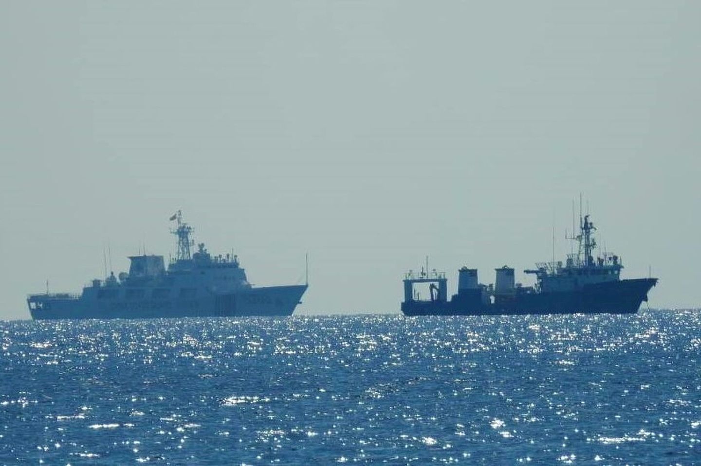 2021年4月15日，菲律宾海岸警卫队公开侦查牛轭礁附近海域照片。（Reuters）