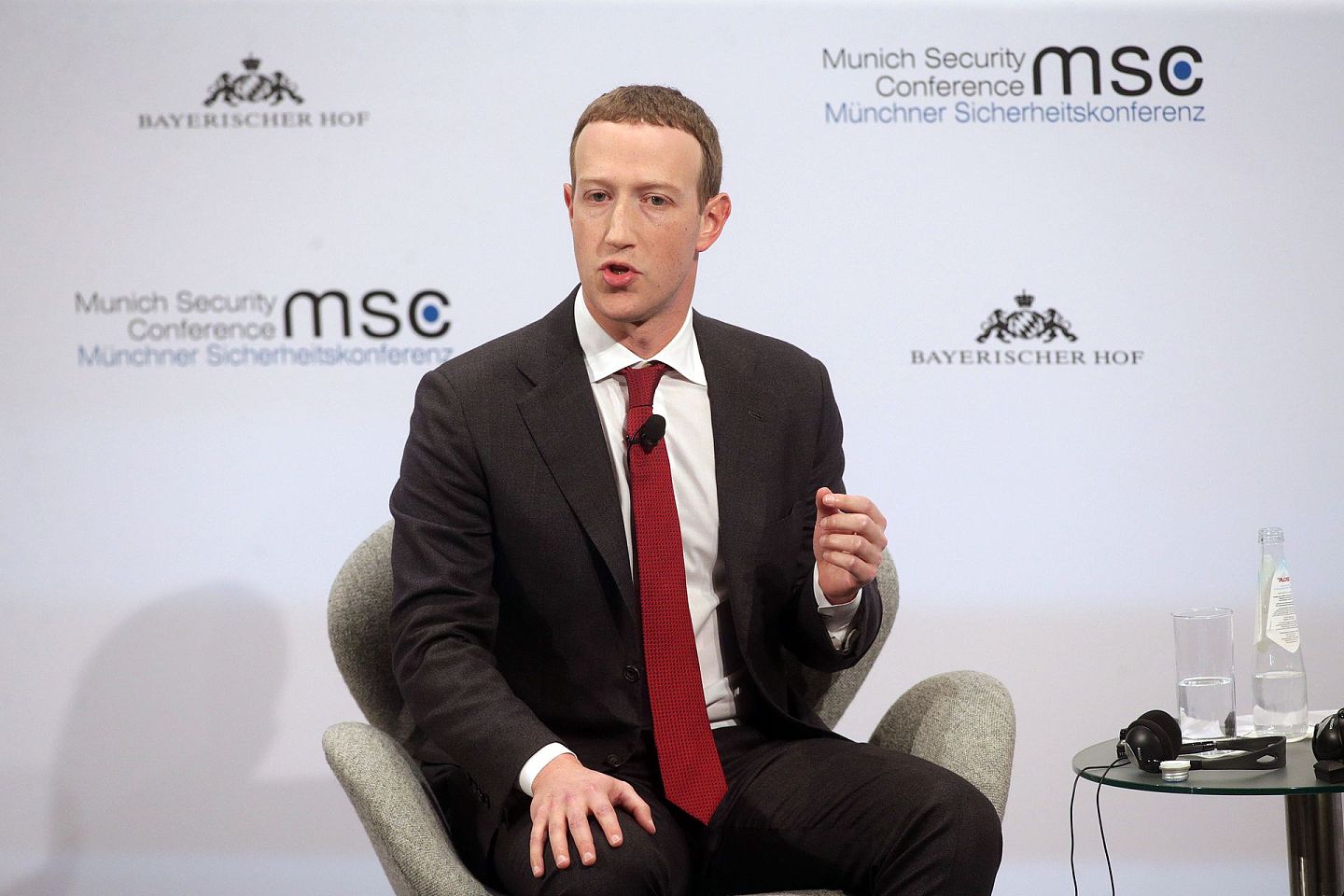 根据彭博社亿万富豪指数截止1月1日的数据，Facebook创办人兼行政总裁朱克伯格排富豪榜第5位，他身家2020年增加252亿美元，目前资产净值总计1,040亿美元。图为2020年2月15日朱克伯格在德国慕尼黑一个讨论会上发言。（Getty）