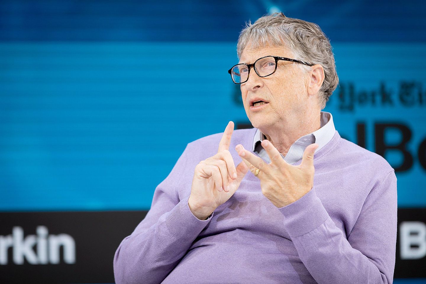 根据彭博社亿万富豪指数截止1月1日的数据，微软创办人比尔‧盖茨排富豪榜第3位，他身家2020年增加186亿美元，目前资产净值总计1,320亿美元。图为2019年11月6日比尔‧盖茨在纽约于《纽约时报》交易录大会上发言。（Getty）