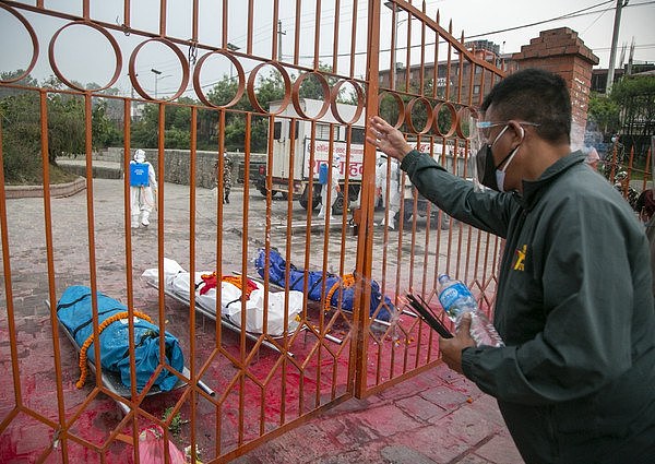 ▲▼尼泊尔疫情升温，也出现大批人染疫身亡的现象。 （图／达志影像／美联社）