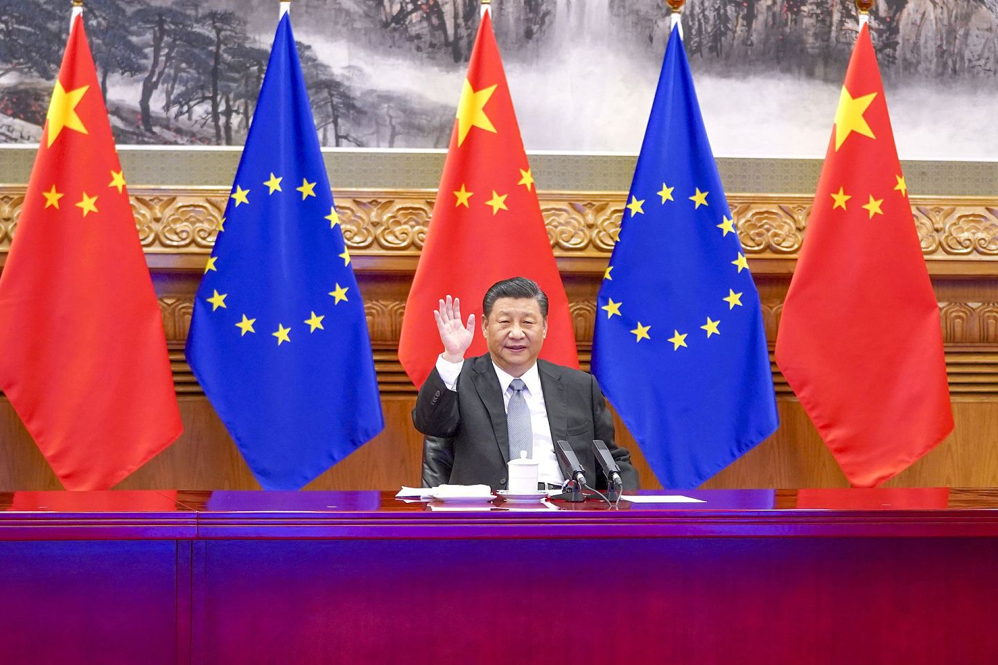 2020年12月30日，中国国家主席习近平同德国、法国、欧盟领导人举行视频会晤，共同宣布如期完成中欧投资协定谈判。（新华社）