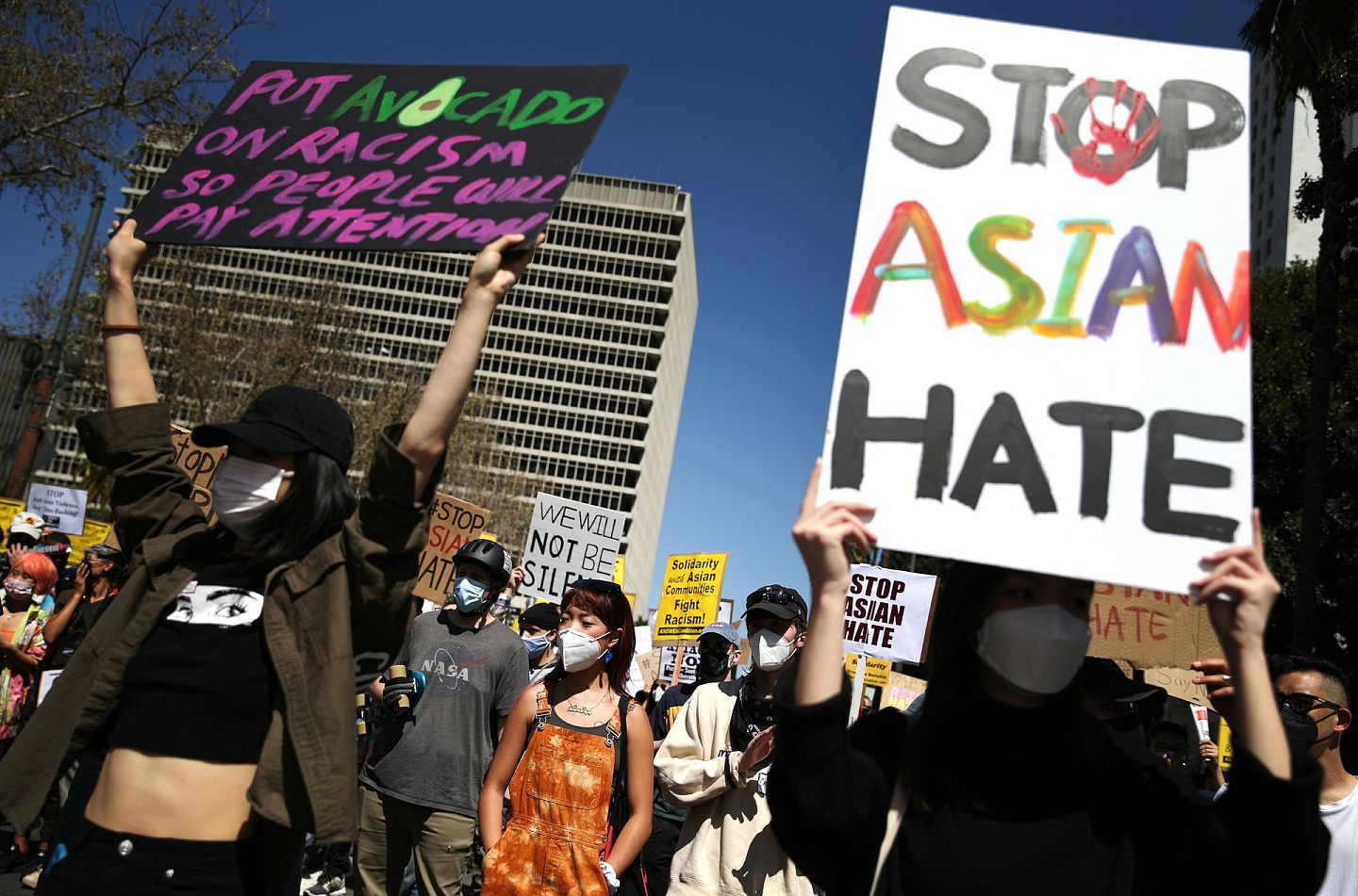 3月27日，加州洛杉矶。亚特兰大按摩中心枪击案发生后，美国多地有亚裔人士组织游行示威，抗议歧视。（Getty）