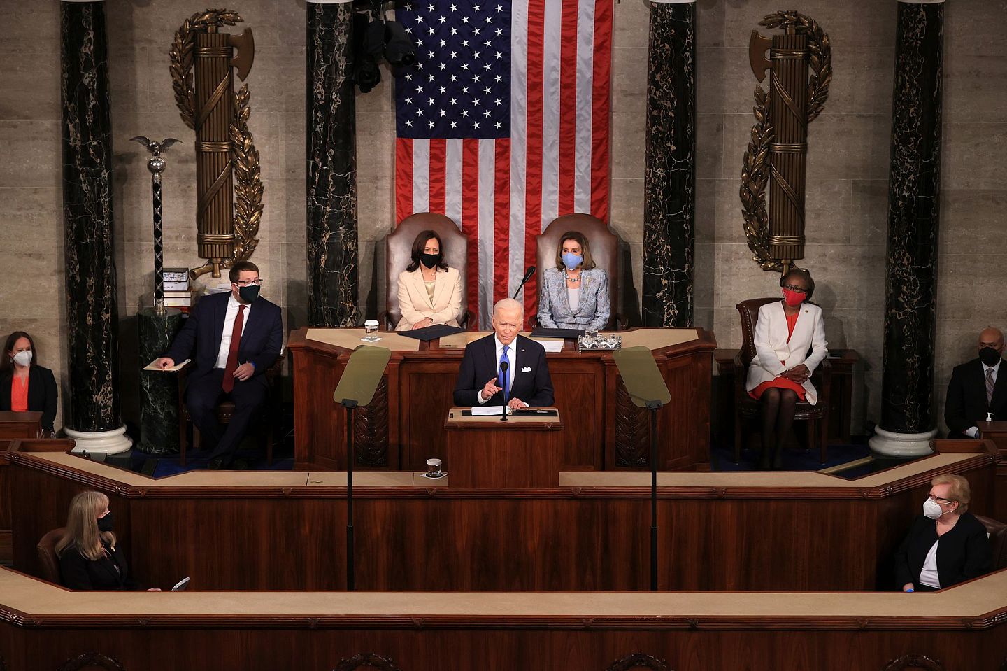 2021年4月28日，美国总统拜登在华盛顿国会大厦众议院的国会联席会议上致辞。（AP）